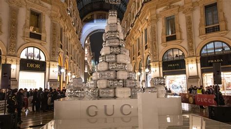 L'albero di Gucci a Milano: polemiche per la piramide .